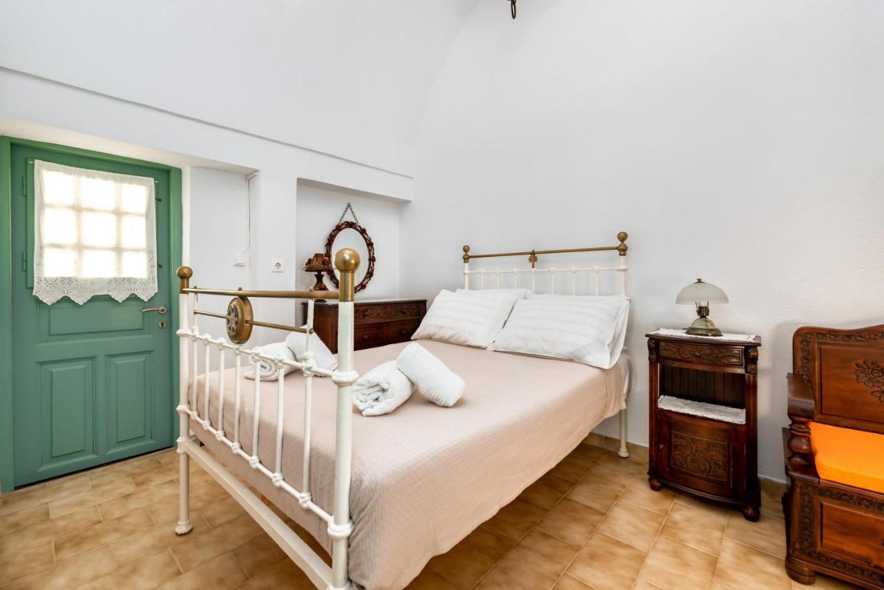Authentic Santorinian Home Experience Fira  Exterior photo